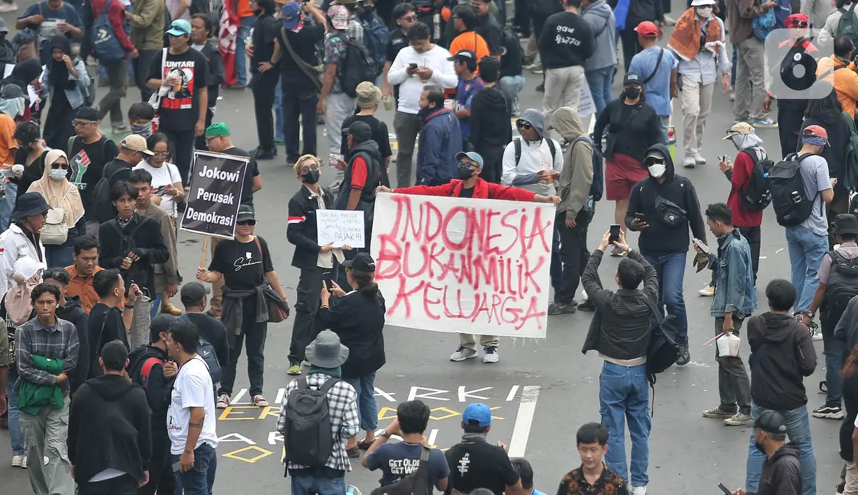 Massa aksi mendesak pemerintah dan DPR menjalankan putusan Mahkamah Konstitusi tentang Pemilihan Kepala Daerah. (Liputan6.com/Angga Yuniar)