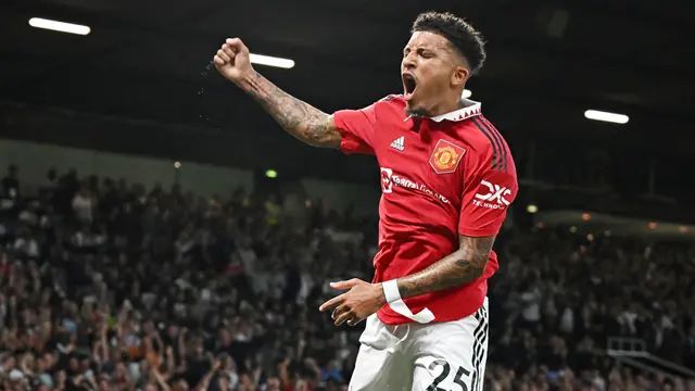 Foto: Aksi Jadon Sancho Gocek Milner Hingga Terjatuh, Manchester United Benamkan Liverpool di Liga Inggris