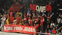 Para penonton dan supporter tidak henti-hentinya meneriakkan yel-yel dan dukungan untuk para pemain bulutangkis Indonesia.
