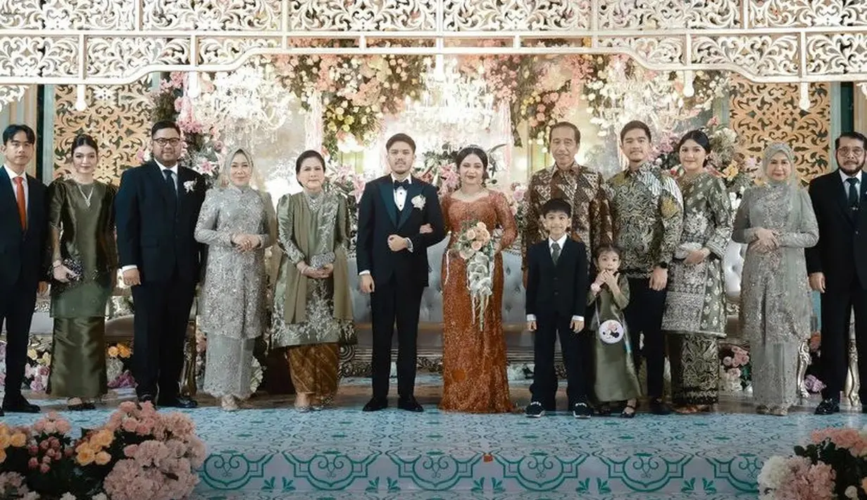Sementara itu, Jokowi mengenakan kemeja batik lengan panjang. Dan Iriana mengenakan baju kurung hijau serasi dengan kedua menantunya.  [@titikhardono]