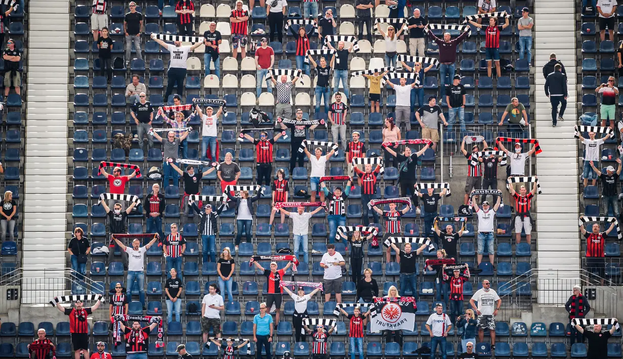 Para suporter terlihat di stadion Deutsche Bank Park sebelum pertandingan Bundesliga Jerman antara Eintracht Frankfurt melawan Arminia Bielefeld di Frankfurt, Jerman (19/9/2020). Sekitar 6.500 suporter diizinkan memasuki stadion untuk menonton. (Xinhua/Kevin Voigt)