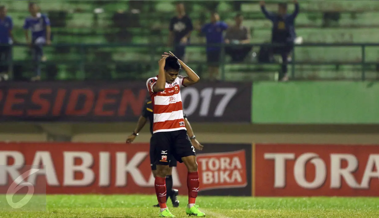 Pemain Madura United, Fachrudin WA tertunduk saat gagal mencetak gol pada adu tendangan penalti melawan PBFC di laga 8 besar PIala Presiden 2017 di Stadion Manahan Solo, Sabtu (25/2). PBFC unggul 5-4 (0-0). (Liputan6.com/Helmi Fithriansyah)