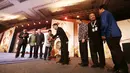 Bintang Film Jet Li dan Menpora Imam Nahrawi memukul gong tanda Pembukaan Kejuaraan Dunia Wushu 2015 di JCC, Senayan, Jakarta, Jumat (13/11/2015) WIB. (Bola.com/Nicklas Hanoatubun)