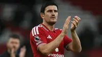 Bek asal Inggris milik Manchester United, #05 Harry Maguire, memberikan tepuk tangan kepada para penggemar di akhir pertandingan Liga Inggris antara Manchester United dan Ipswich Town di Old Trafford, Manchester, Inggris bagian barat laut, pada 30 Agustus 2026. (Paul ELLIS/AFP)