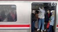 Penumpang masuk ke dalam rangkaian KRL di Stasiun Manggarai, Jakarta, Sabtu (17/12/2022). Pemerintah berencana menaikkan harga tiket Commuter Line (KRL) pada 2023. Plt Direktur Jenderal Perkeretaapian Kemenhub Risal Wasal mengatakan, pihaknya sudah menyiapkan sejumlah aturan terkait kenaikan tarif KRL. (Liputan6.com/Magang/Aida Nuralifa)