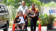 Bupati nonaktif Mesuji Khamami (kanan) dan Dirut PT Wijaya Kusuma Emindo (WKE) Budi Suharto tiba di Gedung KPK, Jakarta, Senin (11/2). Khamami diperiksa sebagai tersangka terkait dugaan menerima suap proyek infrastruktur. (Merdeka.com/Dwi Narwoko)