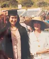 Saat Widiyanti wisuda tahun 1993, ia mengenakan blazer pink dan kalung mutiara dengan toga dan jubah hitamnya. Sang ibundanya pun tampil mengenakan blazer putih dan topi coklat besarnya. [@widi.wardhana]