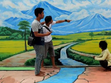 Sejumlah warga berpose dekat lukisan tiga dimensi atau 3D pemandangan pegunungan di Jalan Husada, Pamulang, Tangerang Selatan, Selasa (27/3). Lukisan 3D ini dibuat warga untuk mengekspresikan keindahan serta tempat berswafoto. (Merdeka.com/Arie Basuki)