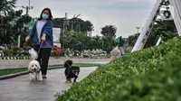 Warga saat berkunjung ke taman Tarum Bhagasasi, Kalimalang, Bekasi, Jawa Barat, Senin (14/2/2022). Proyek revitalisasi Kalimalang tahap I yang digadang-gadang mirip dengan Sungai Cheonggyecheon di Seoul Korea Selatan itu telah rampung meski belum dibuka untuk umum. (merdeka.com/Iqbal S. Nugroho)