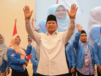 Calon Presiden nomor urut 02 Prabowo Subianto saat meyapa para relawan dalam deklarasi Kaukus Generasi Muda Islam di Jakarta, Senin (18/12/2023). (Liputan6.com/Angga Yuniar)