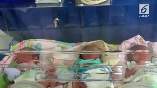 Seorang Ibu melahirkan bayi kembar tiga di atas sebuah kapal cepat.