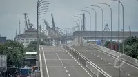 Suasana pembangunan jalan Tol Tanjung Priok di Jakarta, Rabu (25/3/2015). Pemerintah Provinsi DKI Jakarta mendorong konsorsium Tol Akses Tanjung Priok (ATP) agar mempercepat pembangunannya sampai enam bulan kedepan. (Liputan6.com/Faizal Fanani)