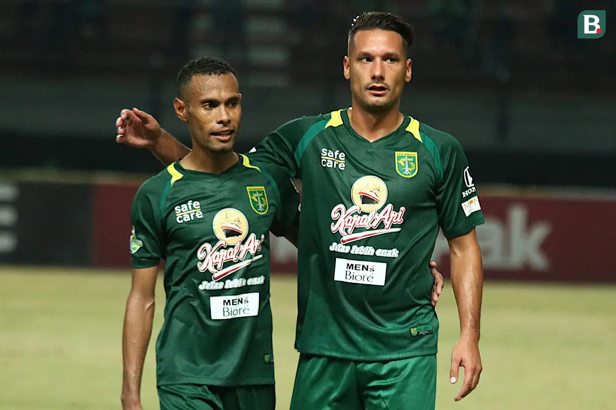 Ruben Sanadi dan Raphael Maitimo (Persebaya Surabaya)