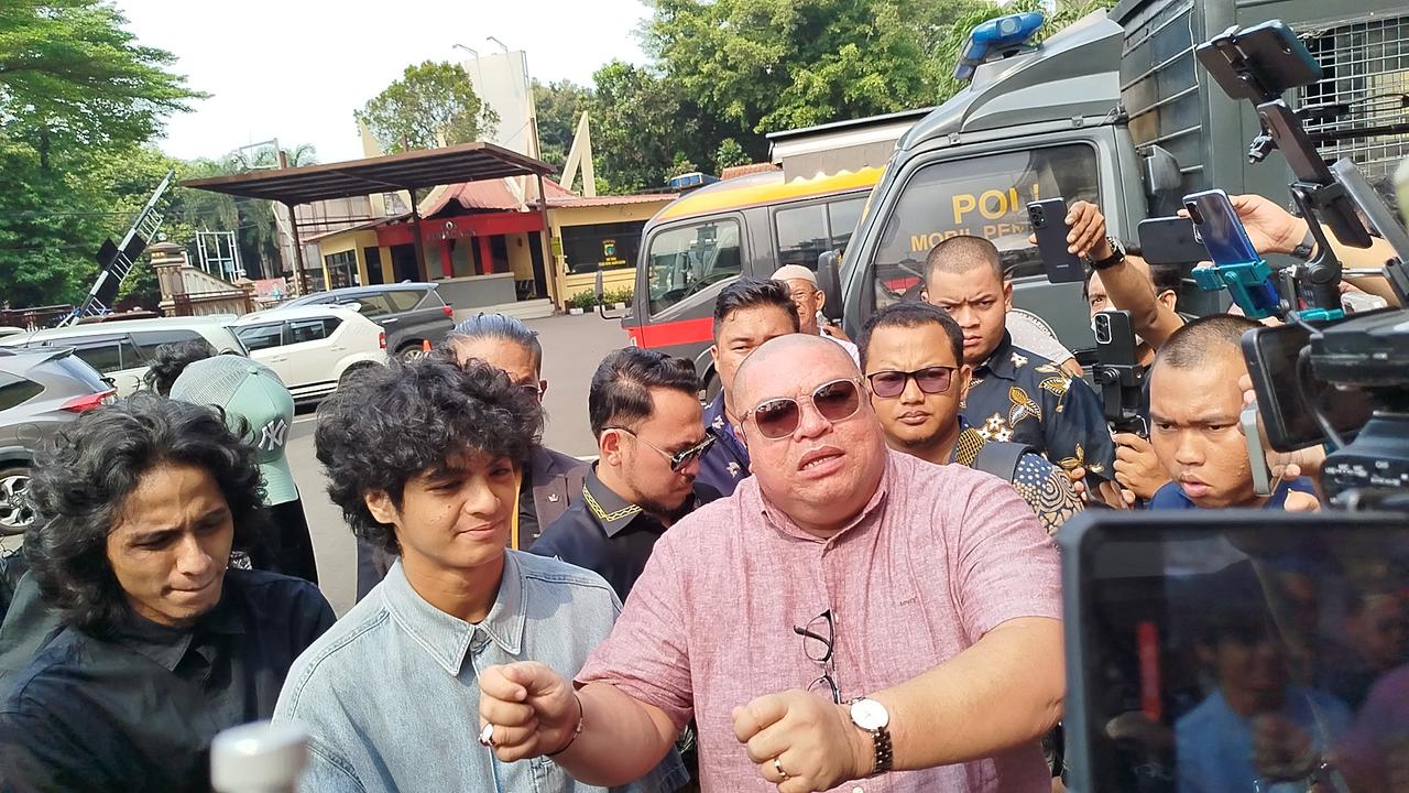 TikTokers Vadel Badjideh bersama penasihat hukumnya, Razman Arif Nasution, menghadiri panggilan Polres Metro Jakarta Selatan, Jumat (4/10/2024). Vadel dipanggil terkait kasus dugaan pencabulan dan aborsi ilegal terhadap anak Nikita Mirzani, Lolly.