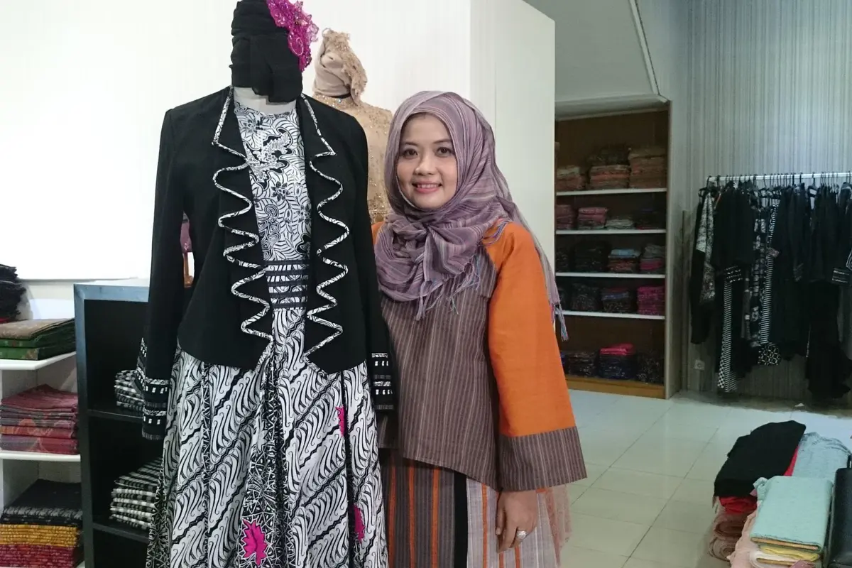 Tuty Adib dan salah satu gaun rancangannya