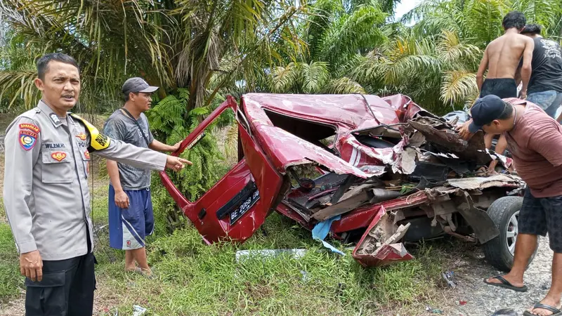 Kondisi minibus Suzuki Carry merah usai tertabrak Truk Fuso Box pendingin di Pesisir Barat, Lampung. Foto : (Istimewa).