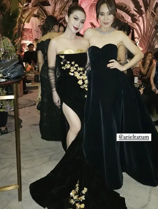 <p>Ina Thomas dan Ariel Tatum hadir di acara yang sama. Keduanya tampil serasi bak bestie dibalut gaun malam warna hitam. [@inathomas]</p>