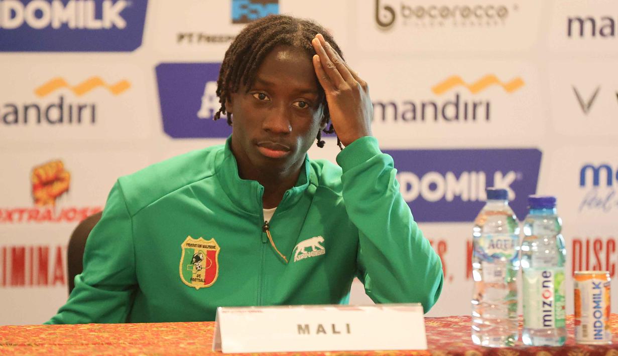 Di sisi lain, Timnas Mali U-22 membawa skuad yang mayoritas bermain di klub-klub Eropa, termasuk pemain dari Manchester United, Bayer Leverkusen, dan AS Monaco. Tampak dalam foto, pemain Mali U-22, Hamidou Makalou, saat sesi konferensi pers jelang pertandingan uji coba melawan Mali, Jakarta, Jumat (14/11/2025). (Bola.com/Abdul Aziz)