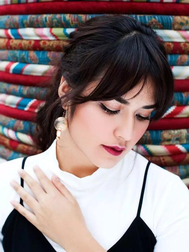 7 Potret Raisa dengan Poni Depan, Disebut Makin Awet Muda