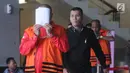 Pejabat Pembuat Komitmen pada Kemenpora Adhi Purnomo (kiri) menutupi wajahnya dengan kertas usai menjalani pemeriksaan oleh penyidik di Gedung KPK, Jakarta, Selasa (12/3). (merdeka.com/Dwi Narwoko)