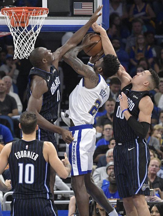 Pebasket Orlando Magic, Bismack Biyombo dan Aaron Gordon, menghadang pebasket Golden State Warriors, Jordan Bell, pada laga NBA di Stadion Amway Center, Sabtu (2/12/2017). Warriors menang 133-113 atas Magic. (AP/Phelan M. Ebenhack)