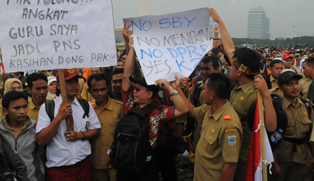 Seorang lelaki dewasa dengan memakai pakaian anak SD tampak terlihat diantara para pengunjuk rasa (Liputan6.com/Herman Zakharia).
