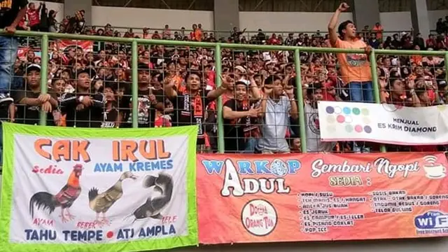 6 Spanduk Nyeleneh di Pertandingan Persija VS PSIS Ini Bikin Salah Fokus