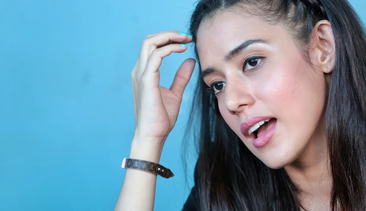 Setelah rumah tangganya dengan Galih kandas, beberapa waktu lalu ia sempat menggandeng artis muda, Randa Septian. Tapi hubungan itu tidak bertahan lama. (Adrian Putra/Bintang.com)
