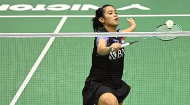 Pebulutangkis Indonesia, Gregoria Mariska Tunjung melakukan pukulan pengembalian ke arah Carolina Marin (Spanyol) dalam pertandingan perempat final tunggal putri turnamen Hong Kong Terbuka 2023 di Coliseum, Hong Kong, Jumat 15 September 2023. (Peter PARKS/AFP)