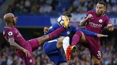 Striker Chelsea, Alvaro Morata diapit dua pemain Manchester City, Fabian Delph (kiri) dan Nicolas Otamendi (kanan) saat pertandingan Liga Inggris di Stamford Bridge, London (30/9). Manchester City berhasil menang 1-0 atas Chelsea. (AFP Photo/Ian Kington)