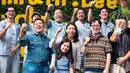 Ini adalah potret kompak para pemain saat acara konferensi pers jelang penayangan film Miracle In Cell No. 7 di bioskop. Totalitas para pemain, terutama Vino G. Bastian banjir pujian dari publik. Tak hanya dari masyarakat Indonesia, film yang telah tayang serentak di bioskop pada 8 September 2022 ini juga dipuji oleh produser dan sutradara film aslinya. (Liputan6.com/IG/@falconpictures_)