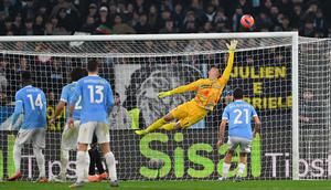 Kiper Cremonese, Emil Audero Mulyadi melakukan penyelamatan hebat saat bertandang ke markas Lazio    dalam lanjutan Serie A 2025/2026 di Stadion Olimpico Roma, Minggu (12/12/2025) dini hari WIB. (AFP/Andreas Solaro)