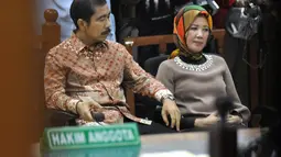 Romi Herton dan istrinya, Masyito didakwa melakukan dugaan suap sengketa pilkada kepada mantan Ketua MK, Akil Mochtar dan memberikan keterangan tidak benar di persidangan, Jakarta, Kamis (20/11/2014). (Liputan6.com/Miftahul Hayat)