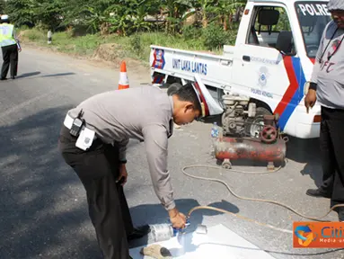 Citizen6, Kendal: Dalam rangka HUT Satlantas yang ke-56, jajaran Satlantas Polres  Kendal mengadakan kegiatan pengecatan Zebra Cross dan pembersihan rambu lalu lintas di sejumlah titik jalan raya Pantura Kabupaten, Sabtu (24/9). (Pengirim: Aryo Widiyanto)