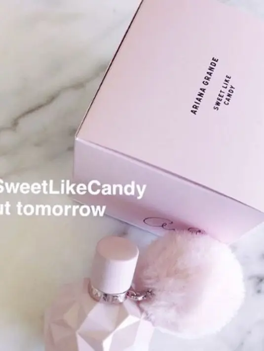 Dilansir dari Aceshowbiz (21/07/16), Ariana merancang desain parfumnya dengan terkesan imut dan feminim. Botol tersebut berukuran mini dan dilengkapi oleh bulu pom-pom kecil. (instagram/Bintang.com)