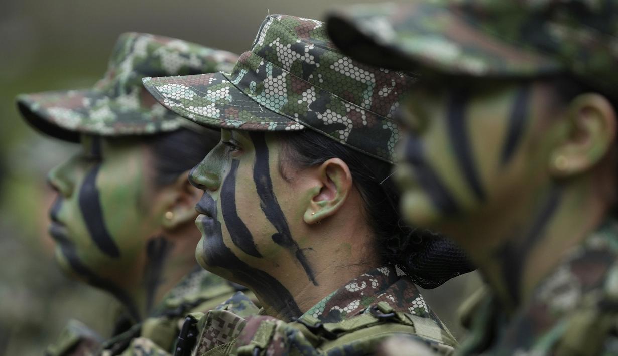 Rekrutan sukarela perempuan menghadiri program pelatihan tiga bulan di pangkalan militer di Bogota, Kolombia, Senin, 6 Maret 2023. Setelah larangan 25 tahun, tentara Kolombia sekali lagi mengizinkan wanita untuk bergabung dengan barisannya melalui dinas militer sukarela, yang merupakan persyaratan bagi pria. (AP Photo/Fernando Vergara)