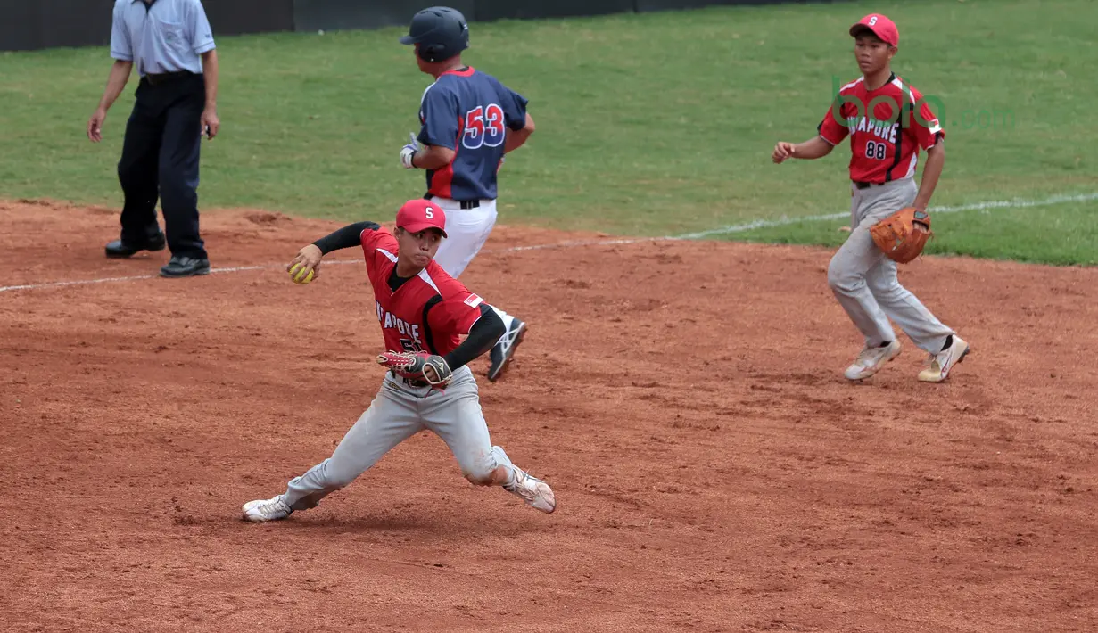 Pemain Singapura memberikan umpan kepada rekannya saat melawan Taiwan pada laga Asian Softball Championship di Senayan, Jakarta,Selasa (24/4/2018). Singapura menang 12-4. (Bola.com/Nick Hanoatubun)