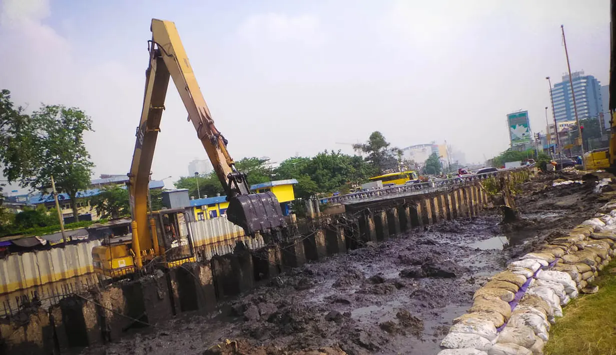 Pengerukan ini dilakukan untuk mengantisipasi banjir di musim penghujan dengan menambah kapasitas daya tampung air di aliran-aliran sungai Ibu Kota, Jakarta, (5/9/14). (Liputan6.com/Faizal Fanani)