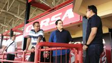 Erick Thohir memantau kesiapan Stadion Kapten Dipta menggelar laga pembuka Piala Presiden 2015. (Bola.com/ Dewi Divianta)