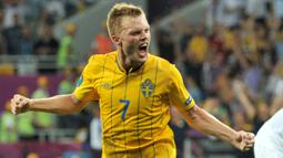 Sebastian Larsson - Pemain andalan Timnas Swedia ini mengoleksi 129 caps Internasional. Pada gelaran Euro 2020 ini, pengalamannya sangat diperlukan oleh Swedia mengingat Ibrahimovic absen karena Cidera. Ia juga memiliki kemampuan hebat dalam mengekseuksi bola mati. (Foto: AFP/Genya Savilov)