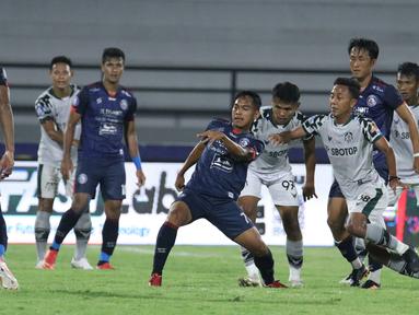 Pemain Persikabo 1973, Roni Sugeng (ketiga dari kanan) berebut bola dengan pemain Arema FC, Bramantio Ramadhan (tengah) dalam laga tunda pekan ke-17 BRI Liga 1 2021/2022 di Stadion I Wayan Dipta, Gianyar, Bali, Rabu (5/1/2022). (Bola.com/Nandang Permana)