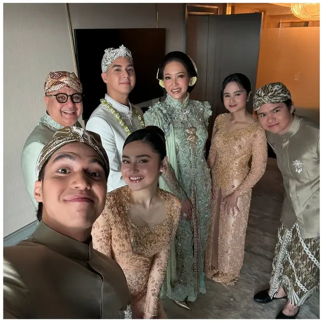 7 Potret Keluarga Besar di Pernikahan Al Ghazali-Alyssa, Ahmad Dhani dan Maia Berdampingan