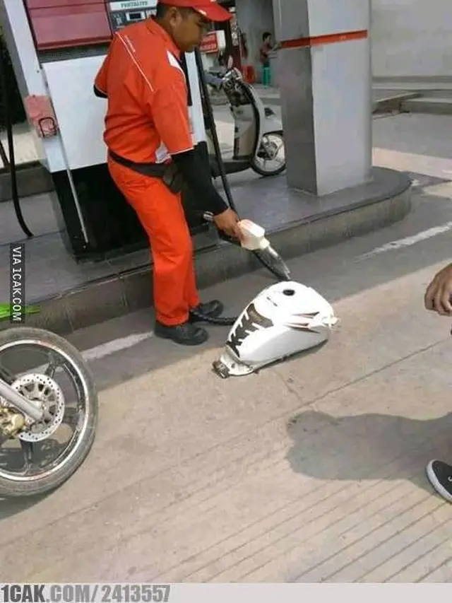 Tak Bawa Motor, 6 Potret Orang Isi Bensin Pakai Wadah Ini Nyeleneh