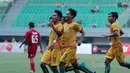 Pemain Sriwijaya FC U-19, Adistya Wicaksana (2kanan) merayakan goknya bersama rekannya saat melawan Persija Jakarta U-19 pada laga perdana Liga 1 U-19 di Stadion Patriot, Bekasi, (8/7/2017). Persija U19 bermain imbang 1-1. (Bola.com/Nicklas Hanoatubun)