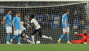 Penyerang Bologna, Jonathan Rowe, merayakan gol setelah menjebol gawang Napoli dalam laga giornata 36 Serie A Liga Italia di Diego Armando Maradona Stadium, Selasa (12/5/2026) dini hari WIB. Bologna menang 3-2 dalam lawatan ke markas Napoli itu. (CARLO HERMANN / AFP)
