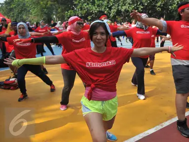 Coca-Cola Indonesia melalui gerakan INDONESIA SeGar kembali menggulirkan sebuah kampanye "Brrrgerak 30", Jakarta, Minggu (8/11/2015). Olahraga minimal 30 menit per hari sebagai langkah awal menuju hidup sehat dan bugar. (Liputan6.com/Gempur M Surya).