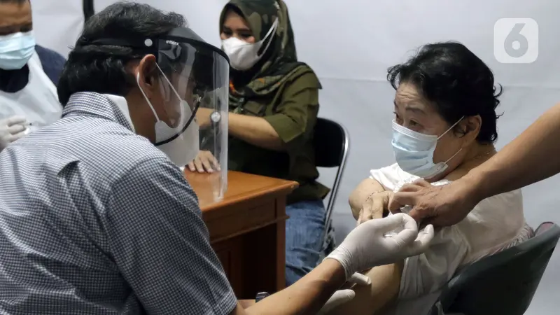 FOTO: Kecamatan Penjaringan Gelar Vaksinasi Malam