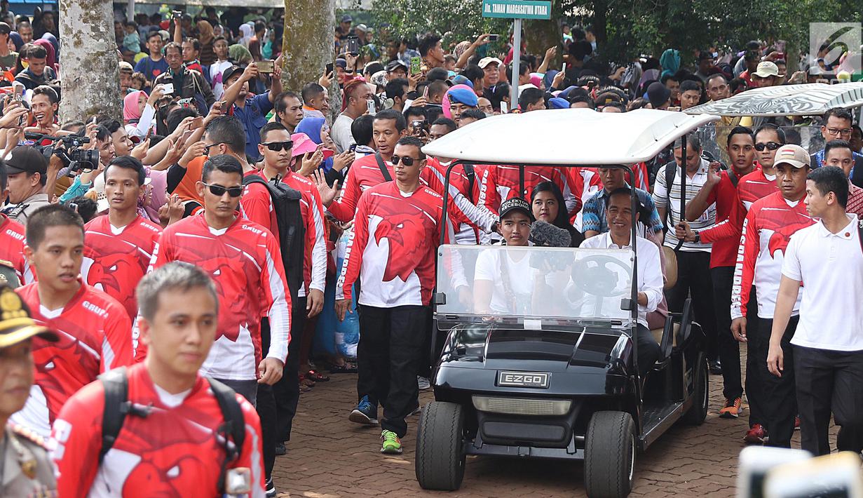 Presiden Joko Widodo bersama keluarga saat berlibur di Kebun Binatang Ragunan, Jakarta, Kamis (29/6). Mengisi libur Lebaran, Jokowi beserta keluarga memanfaatkannya untuk berlibur di kebun binatang beserta keluarga. (Liputan6.com/Angga Yuniar)