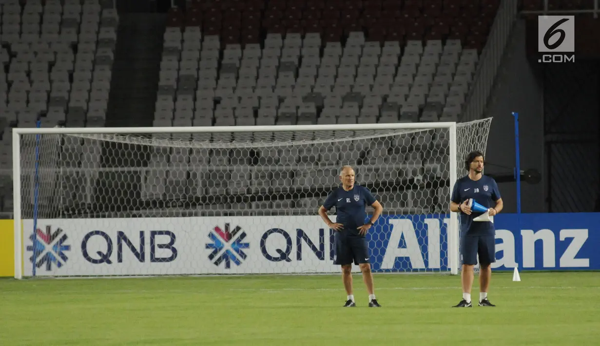 Pelatih JDT, Raul Longhi (kiri) mengecek kondisi lapangan jelang latihan resmi penyisihan Grup H Piala AFC 2018 melawan Persija di Stadion GBK, Jakarta, Senin (9/4). Laga kedua tim akan digelar, Selasa (10/4). (Liputan6.com/Helmi Fithriansyah)