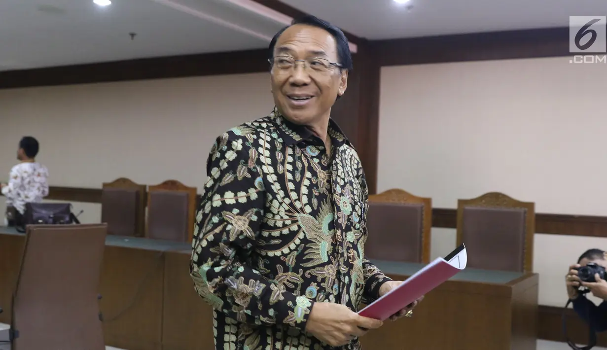 Mantan Menteri ESDM, Jero Wacik usai mengikuti sidang pengajuan Peninjauan Kembali atas putusan kasasi kasus dana operasional menteri (DOM) di PN Jakarta Pusat, Senin (23/7). Sidang mendengar pembacaan memori PK. (Liputan6.com/Helmi Fithriansyah)